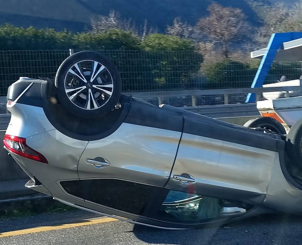 nocera inferiore auto si ribalta autostrada