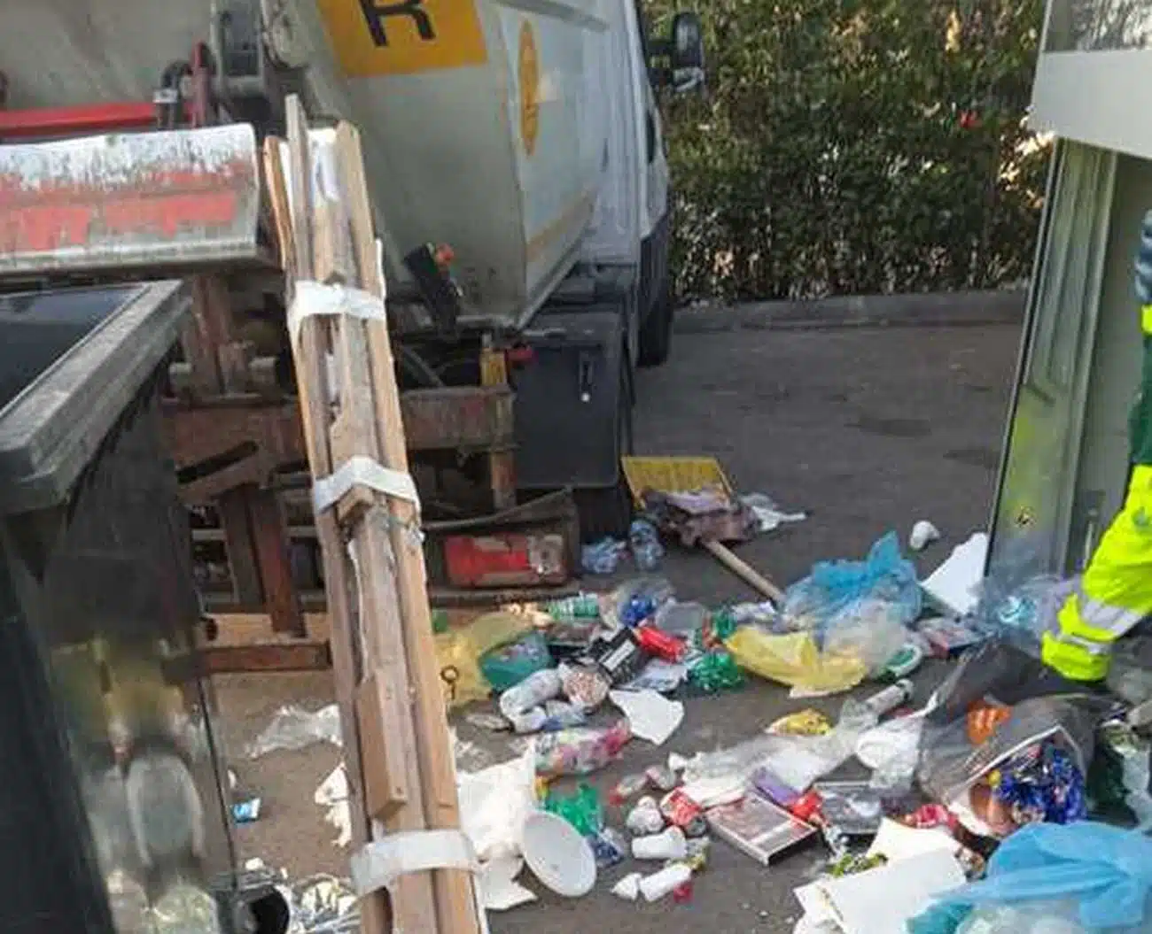 Torre del Greco, l'isola ecologica sabotata con assi di legno