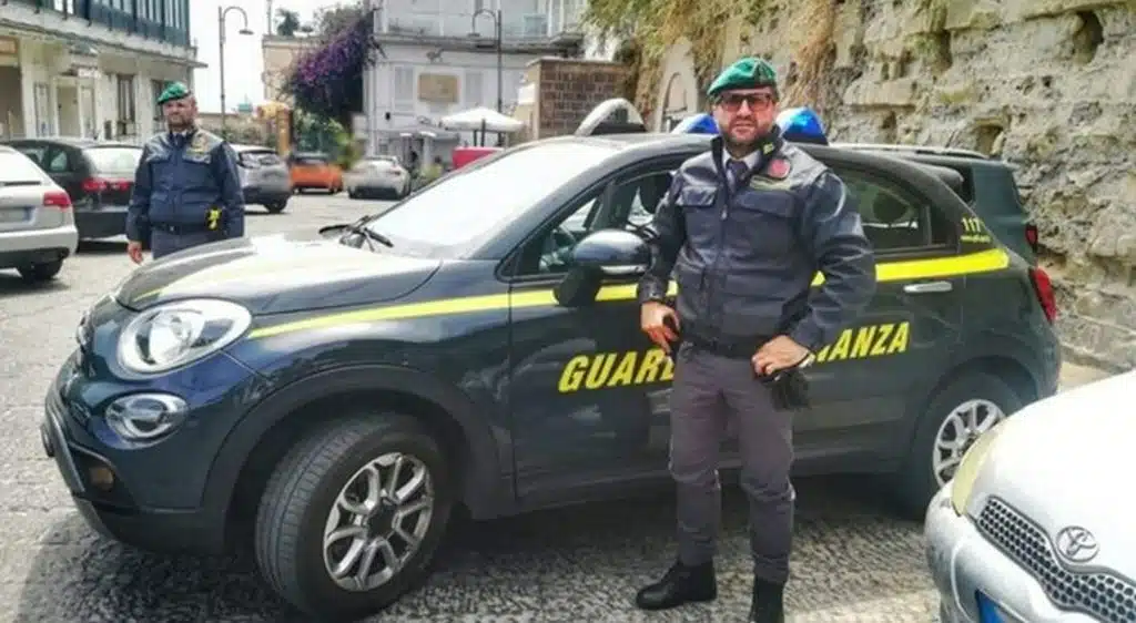 napoli denaro sporco riciclato arresti sequestro oggi 11 gennaio