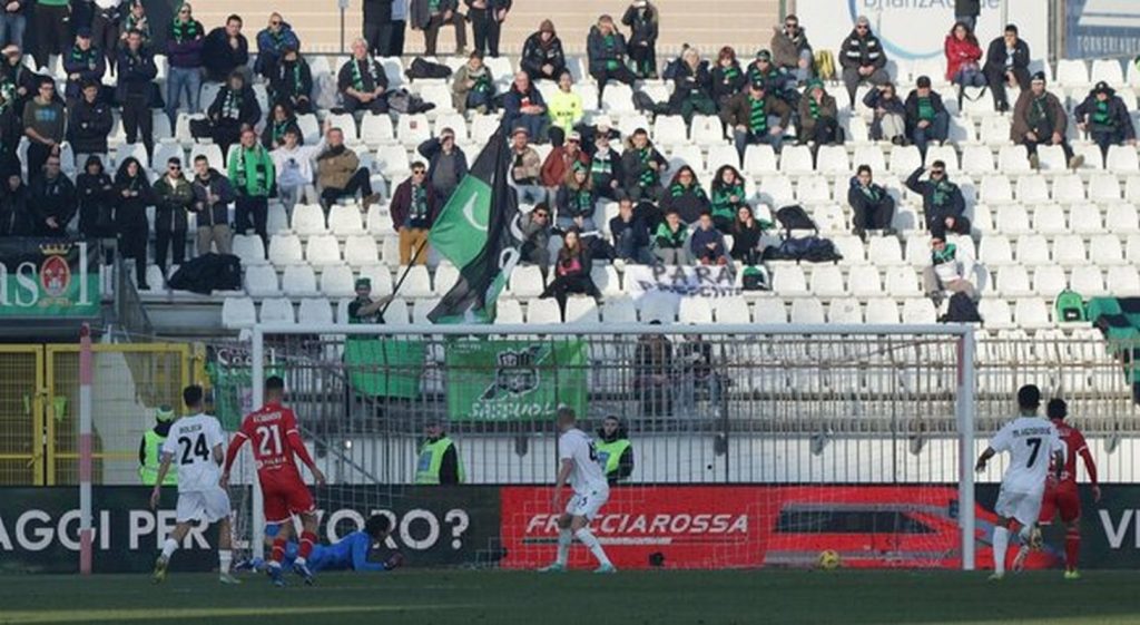 incidente monza sassuolo tifoso precipita ringhiera cosa è successo