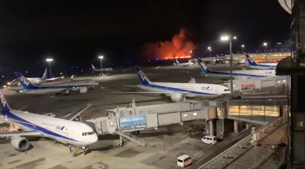 incidente-tokyo-aerei-feriti-morti-aereo-prende-fuoco