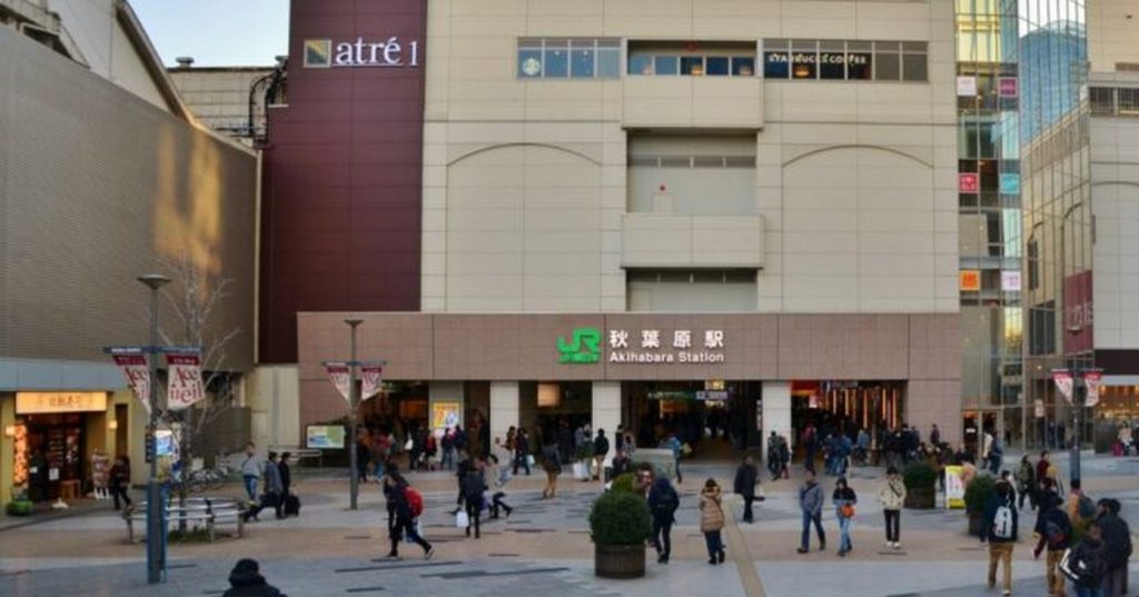 giappone accoltellate stazione tokyo