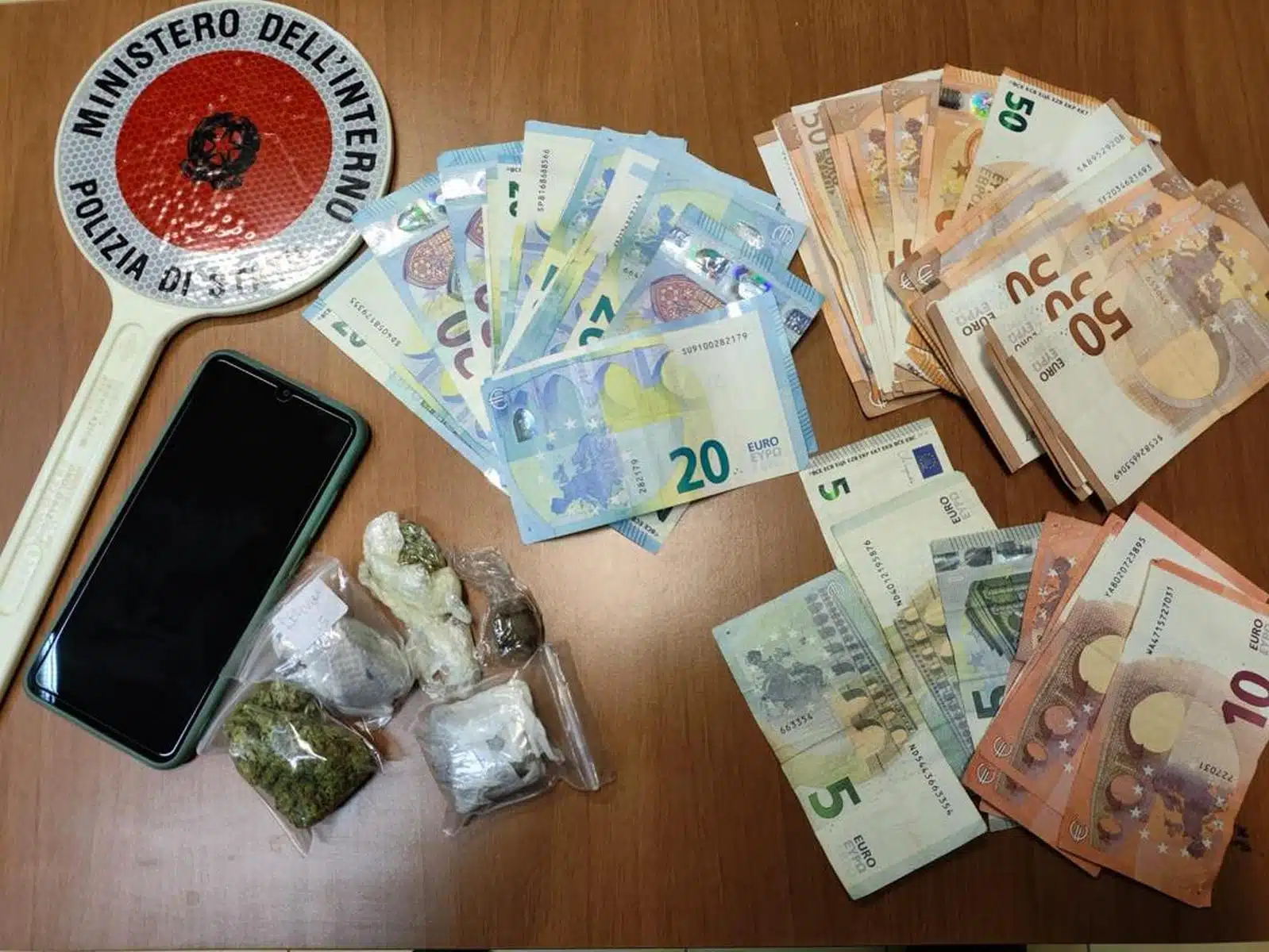 salerno hashish marijuana arrestato 5 gennaio