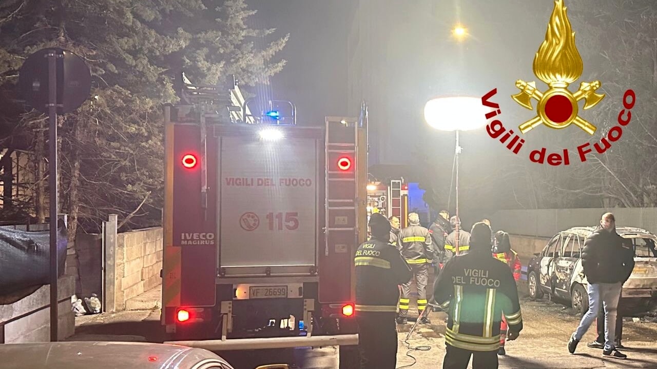 lecce incendio casa morto uomo