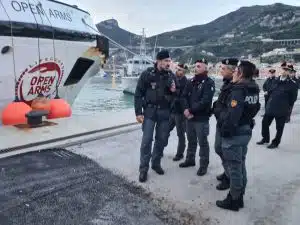 porto salerno attraccata open arms migranti