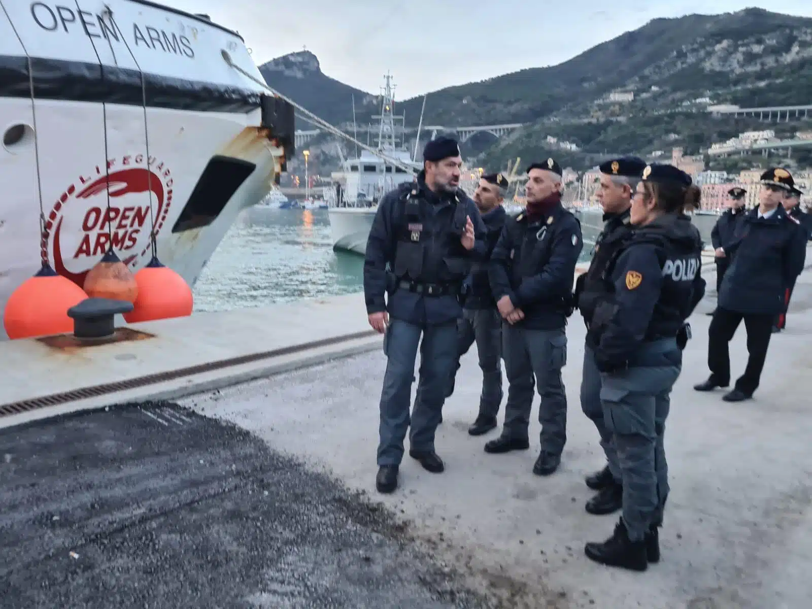 porto salerno attraccata open arms migranti