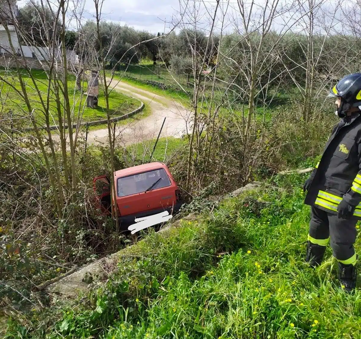 albanella auto finisce terreno 3 gennaio