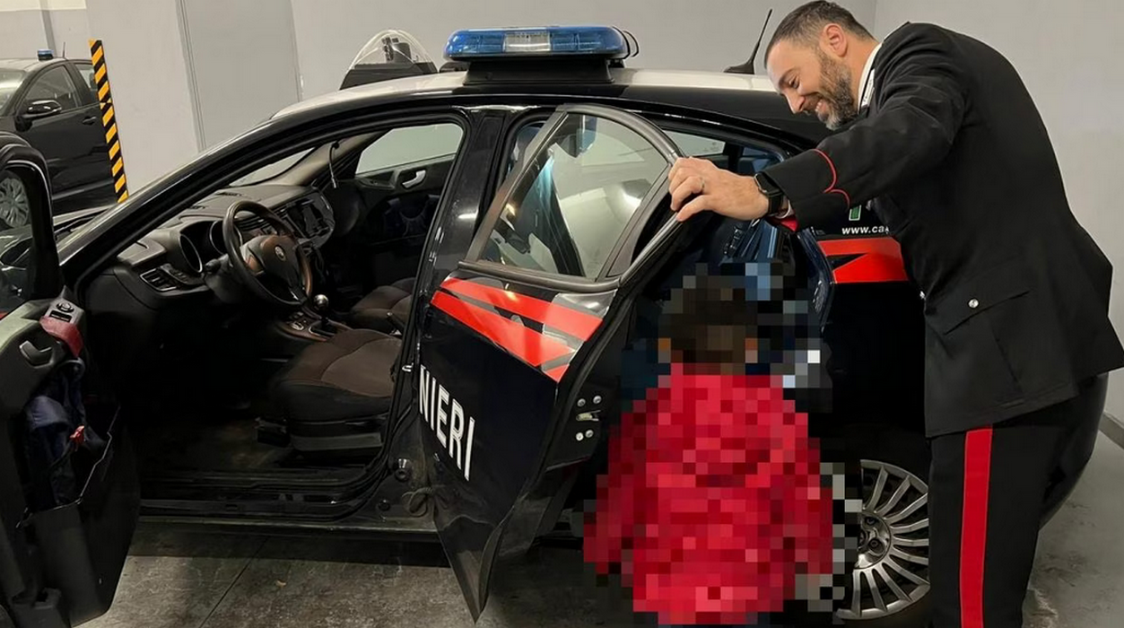 roma bimbo sogna carabinieri compleanno accolgono caserma auto uniformi