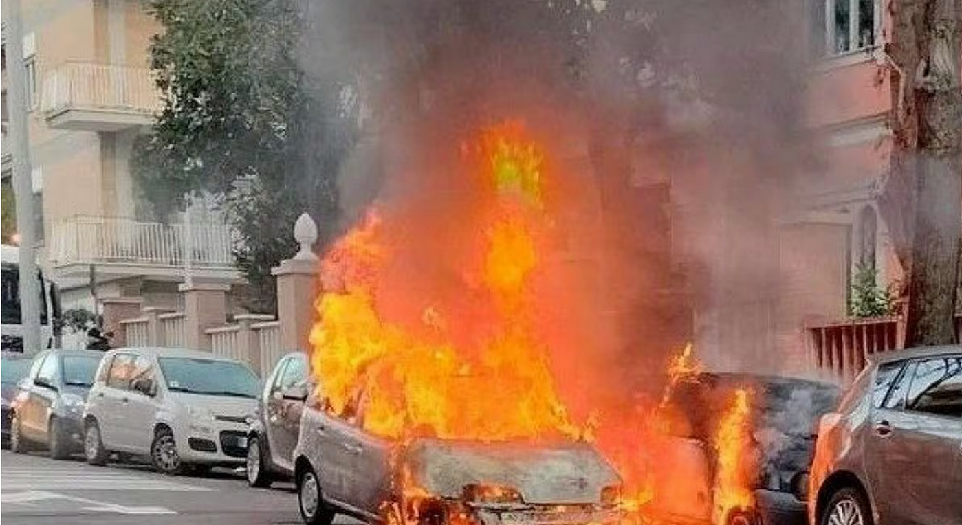 roma incendia auto portone casa ex fidanzato vendetta