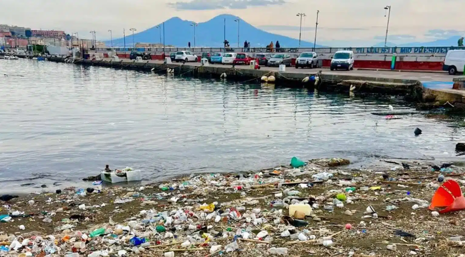 Mergellina spiaggia sommersa rifiuti