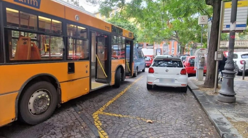 Chiaia auto sosta blocca autobus conducente investito