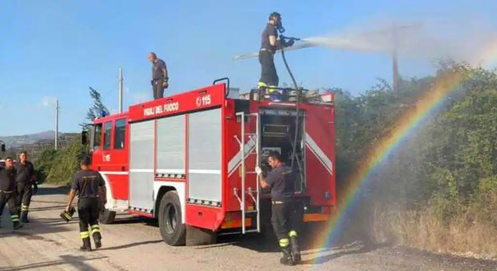 Napoli incendio deposito agnano