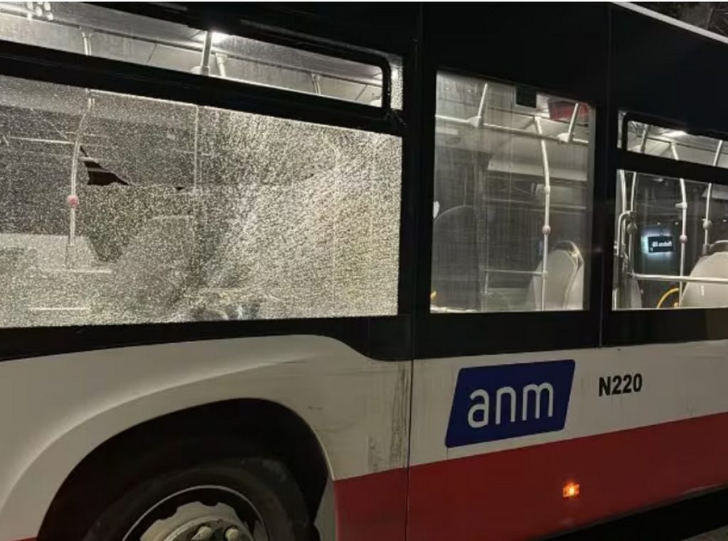 distruggono autobus napoli assalto sparatoria