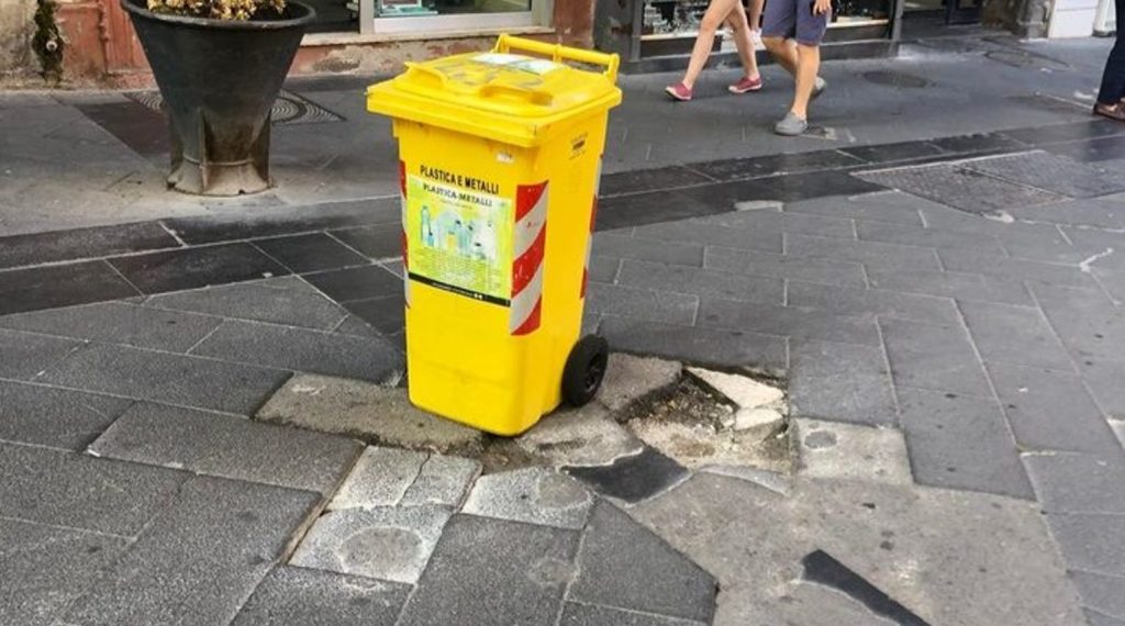 Napoli uomo cade Chiaia rompe braccio