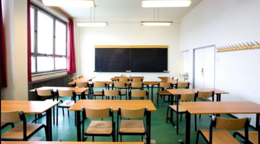 Mondragone scuola devastata vandali