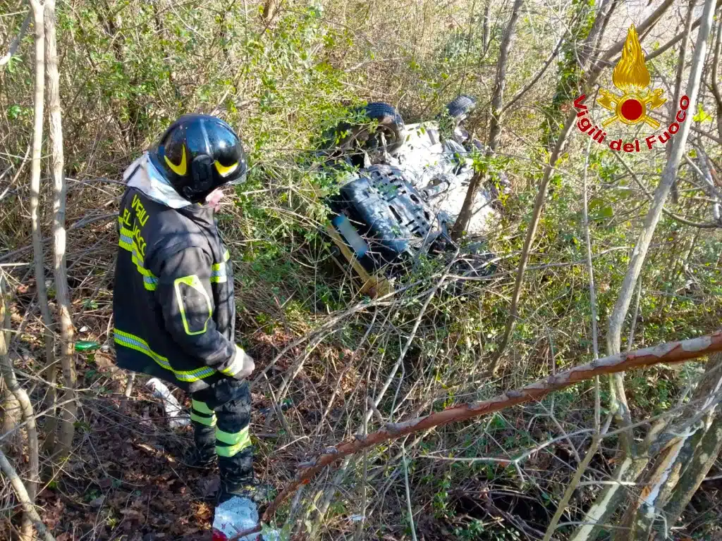 incidente-frigento-auto-ribaltata-salvati-madre-figlio