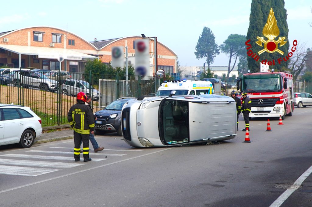 incidente-avellino-auto-ribaltata-illesa-donna