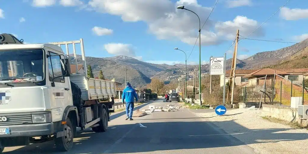 sassano autocarro perde imballaggio cartoni