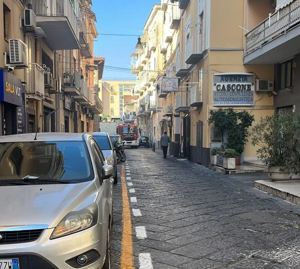 Incendio in un negozio a Castellammare di Stabia: si indaga