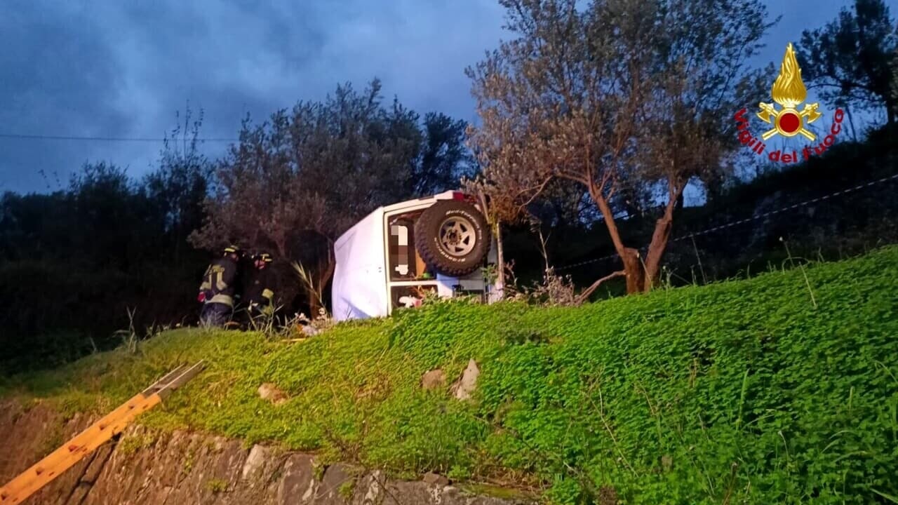 messina auto contro alberi morto oggi 11 gennaio