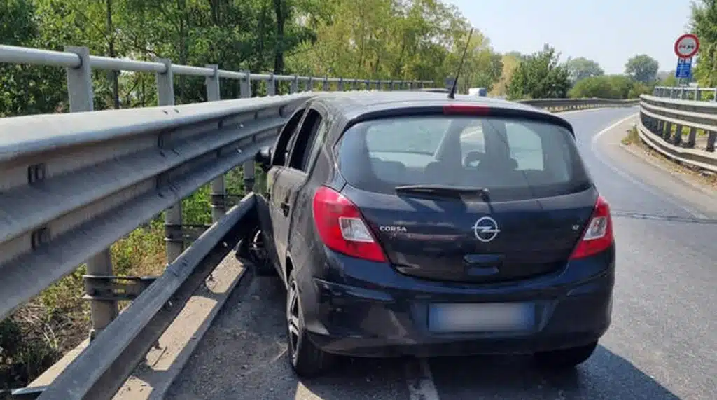 auto contro guardrail napoli