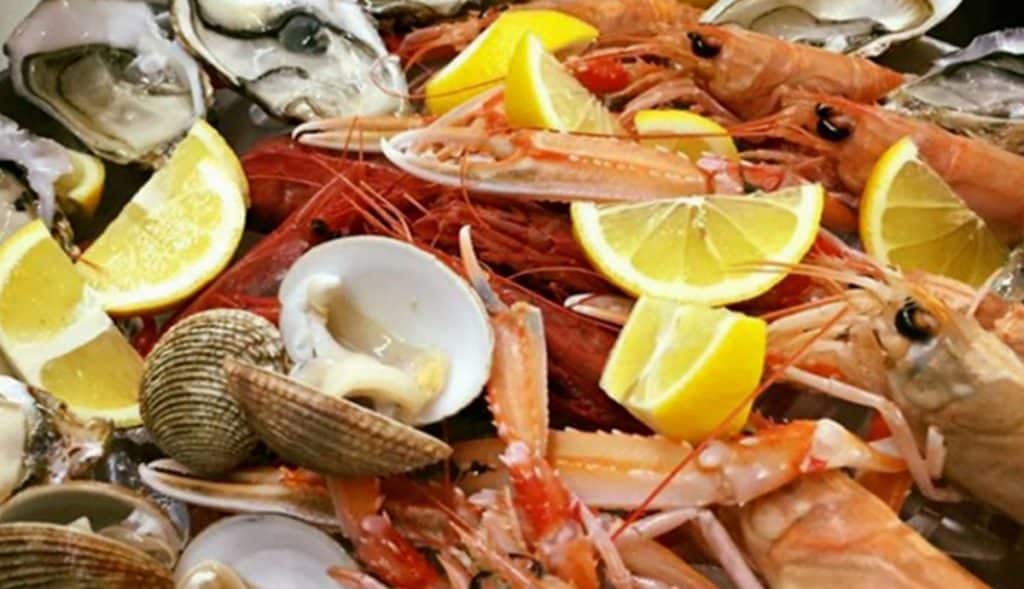 ordinano pesce champagne scappano senza pagare conto salerno