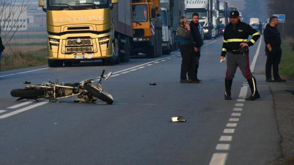 Pavia, travolto da un'auto e sbalzato dalla sella del suo scooter: morto 15enne