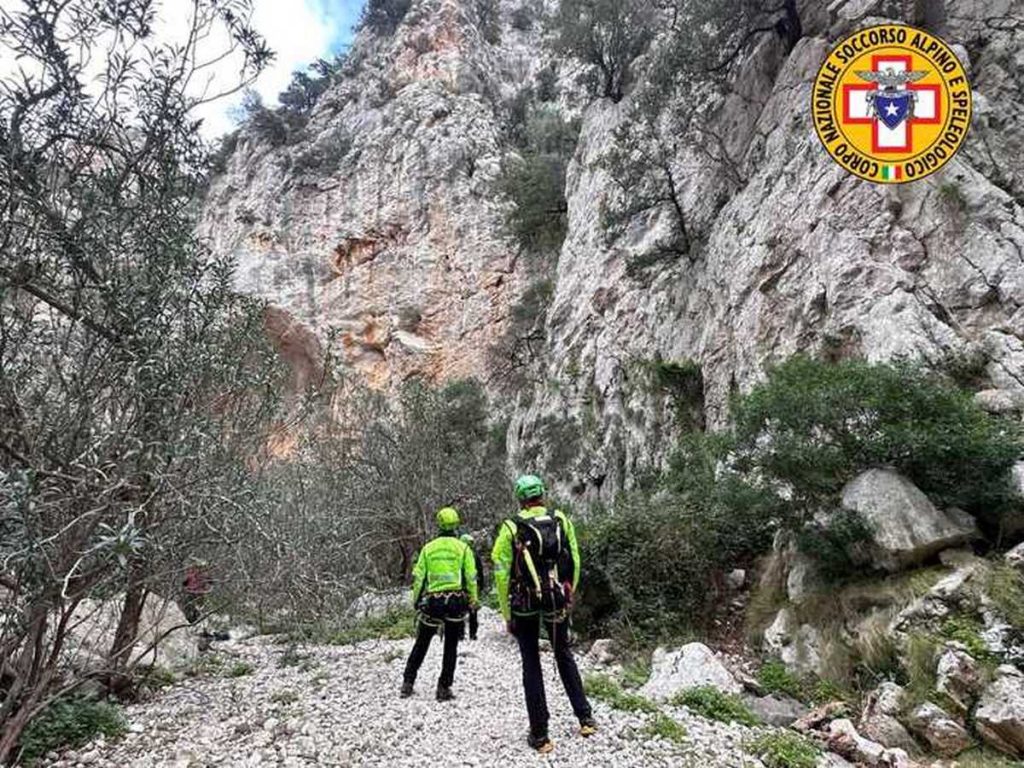 incidente nuoro escursionista colpito masso