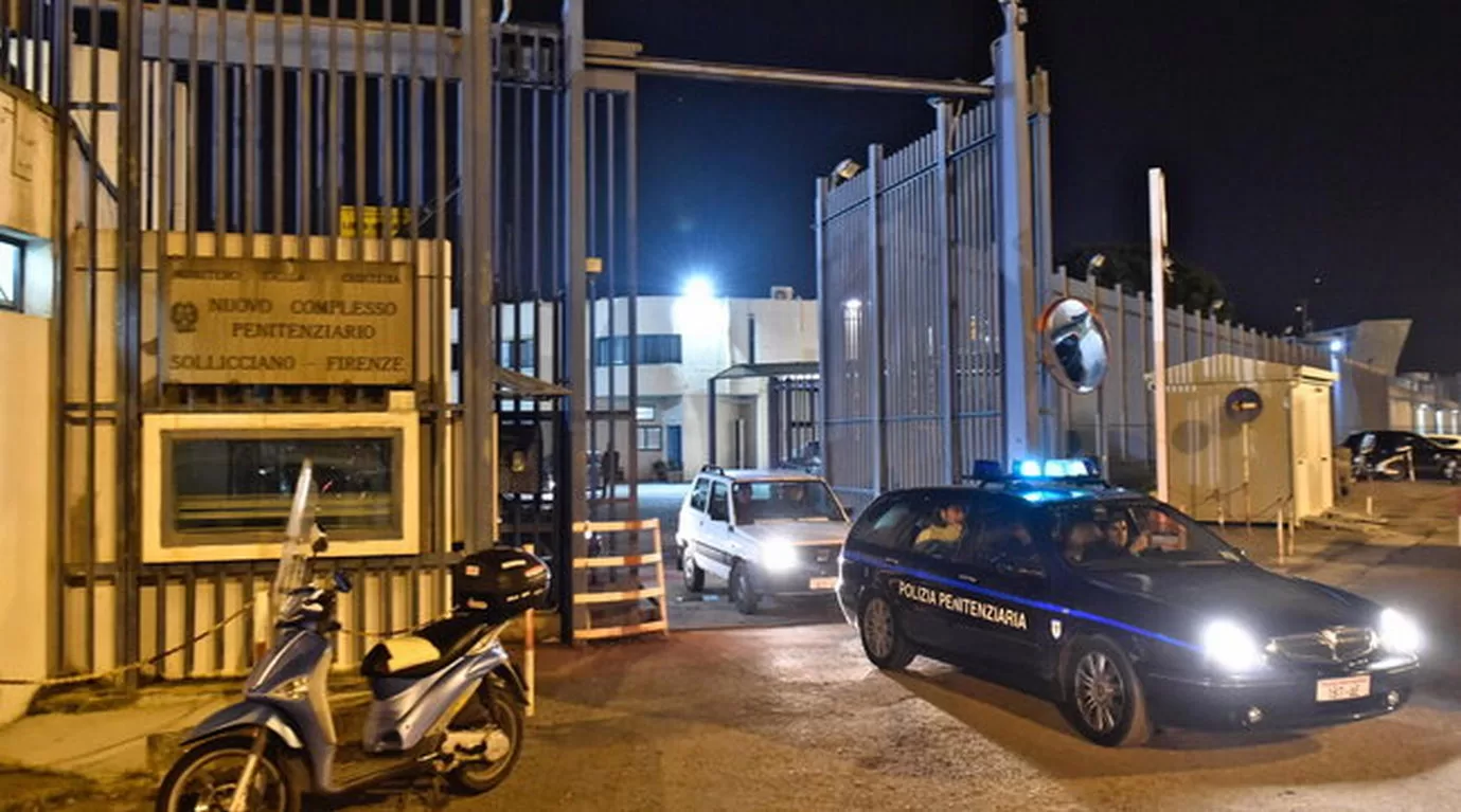 firenze detenuti tentano forzare cancello carcere sollicciano feriti