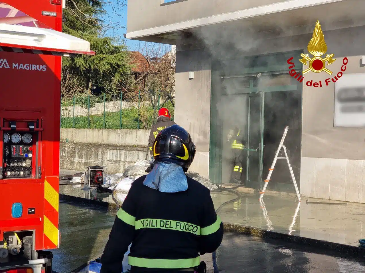 incendio-mirabella-eclano-negozio-vigili-fuoco