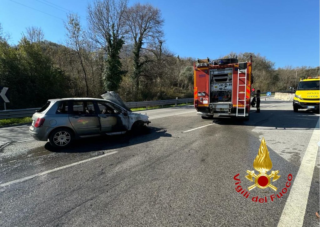 roccagloriosa auto prende fuoco cilentana