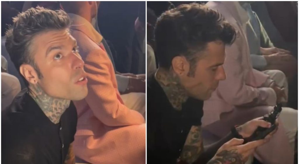 Fedez sfilata Versace risate messaggi telefono