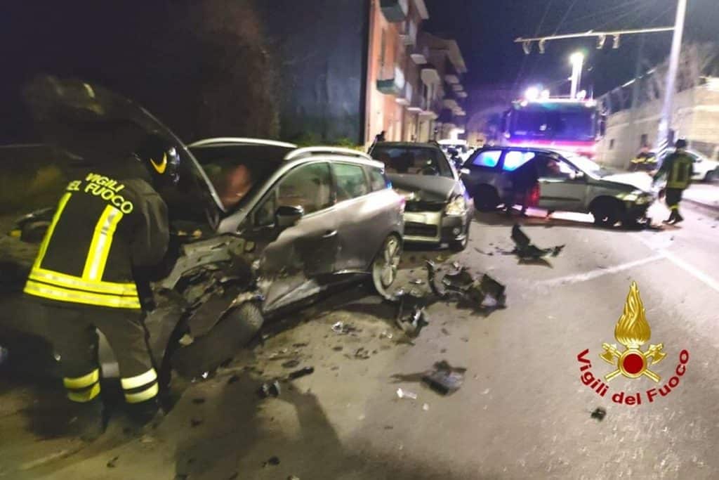 avellino tampona auto sosta feriti padre figlio