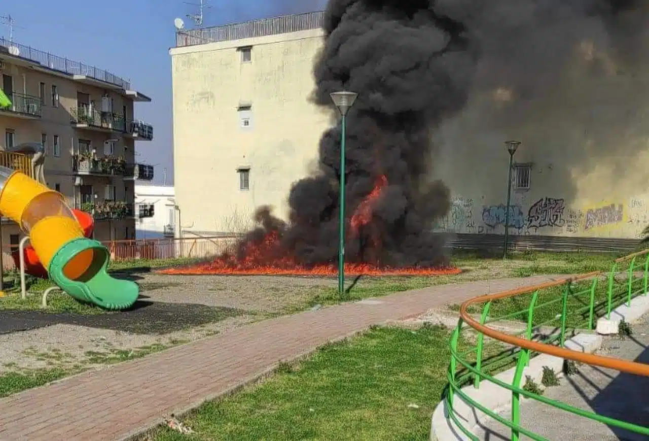 sant-anastasia-giostra-incendiata-bambini