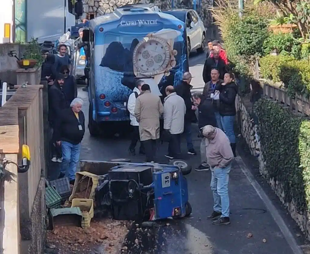 capri carrello trazione elettrica contro autobus