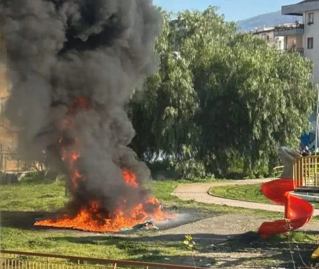 sant'anastasia giostrina incendiata parco