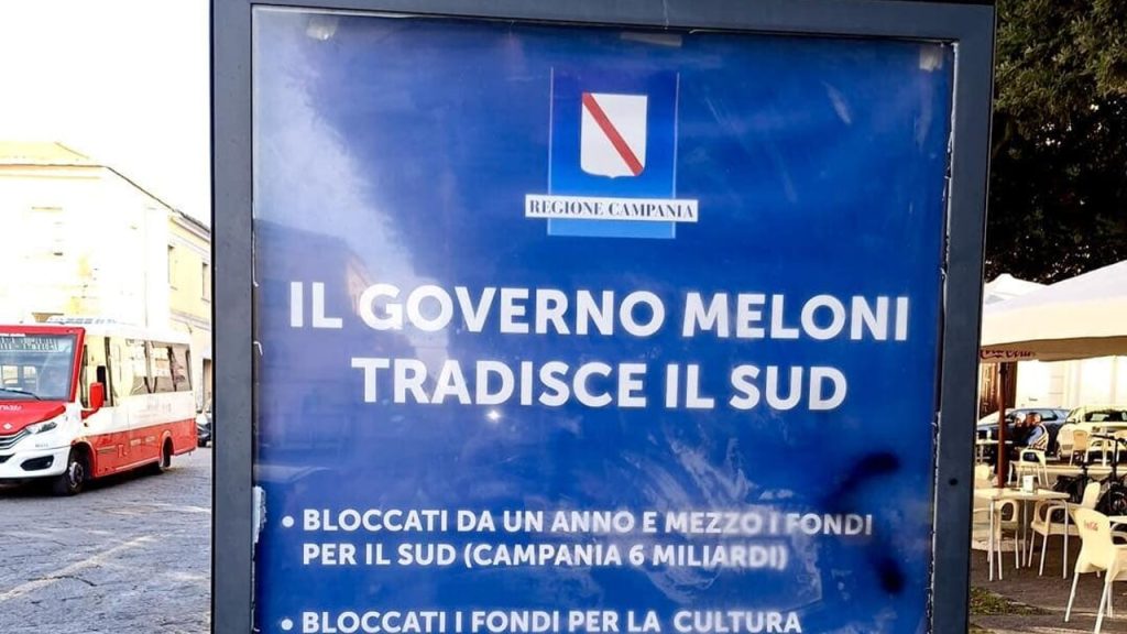 governo meloni bufera manifesti campania