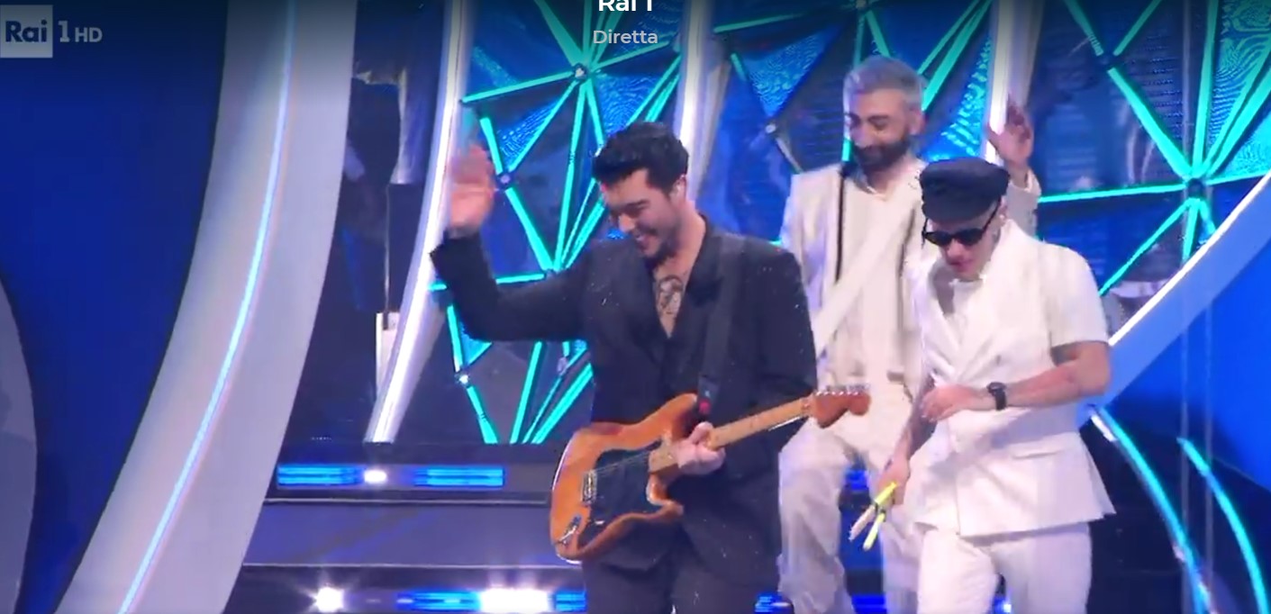 Sanremo 2024 abiti The Kolors prima serata