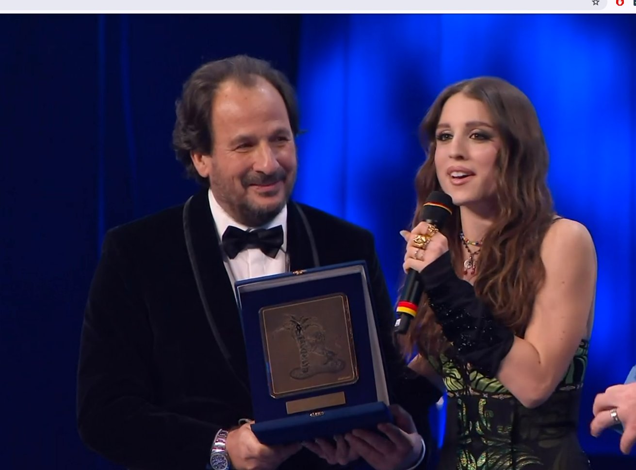 sanremo 2024 angelina riceve premio bigazzi