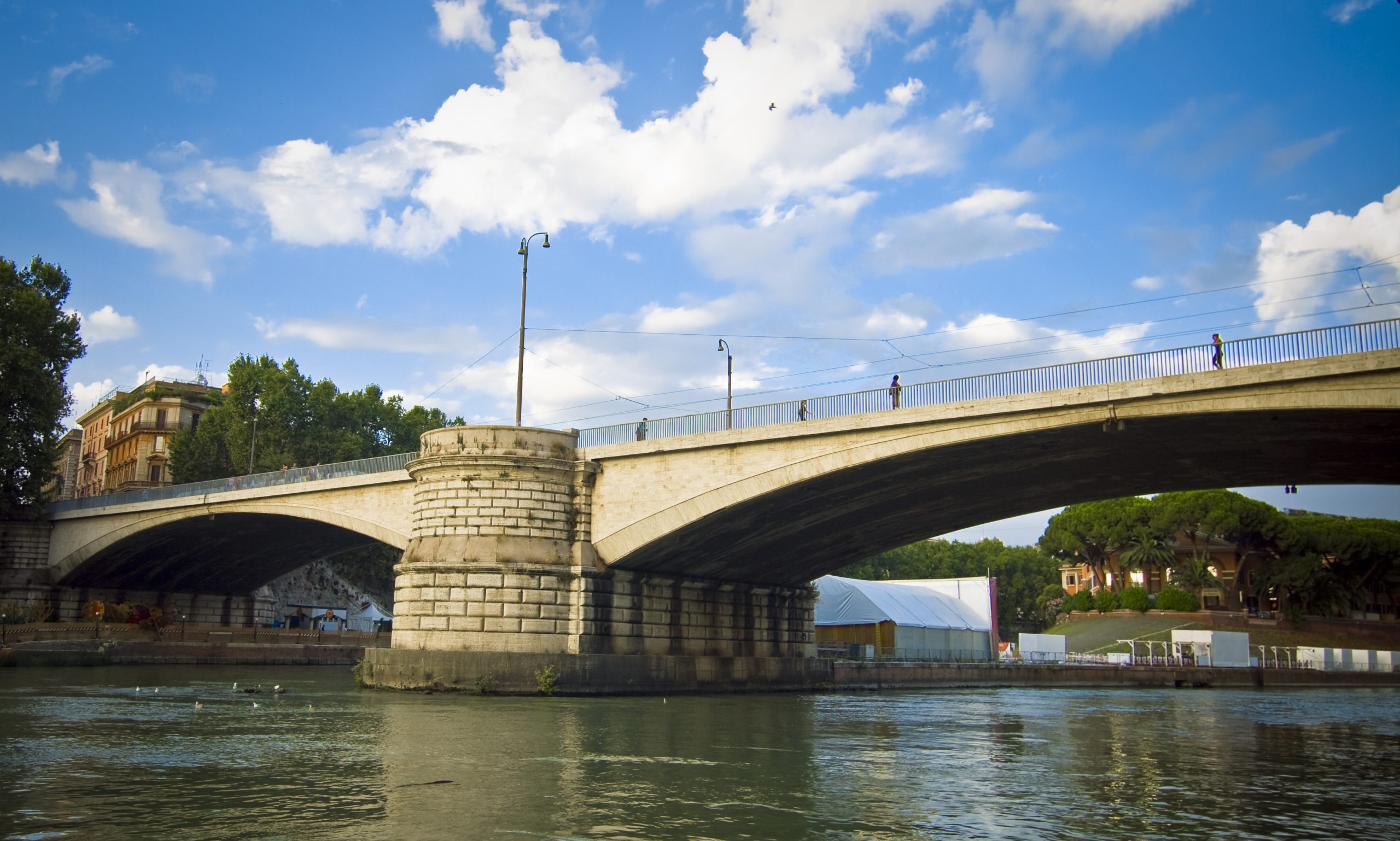 tenta suicidio tevere