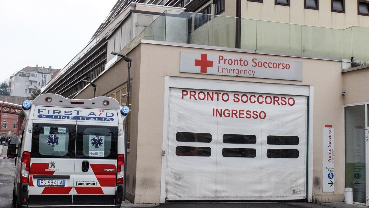 abbandonato davanti pronto soccorso morto arezzo