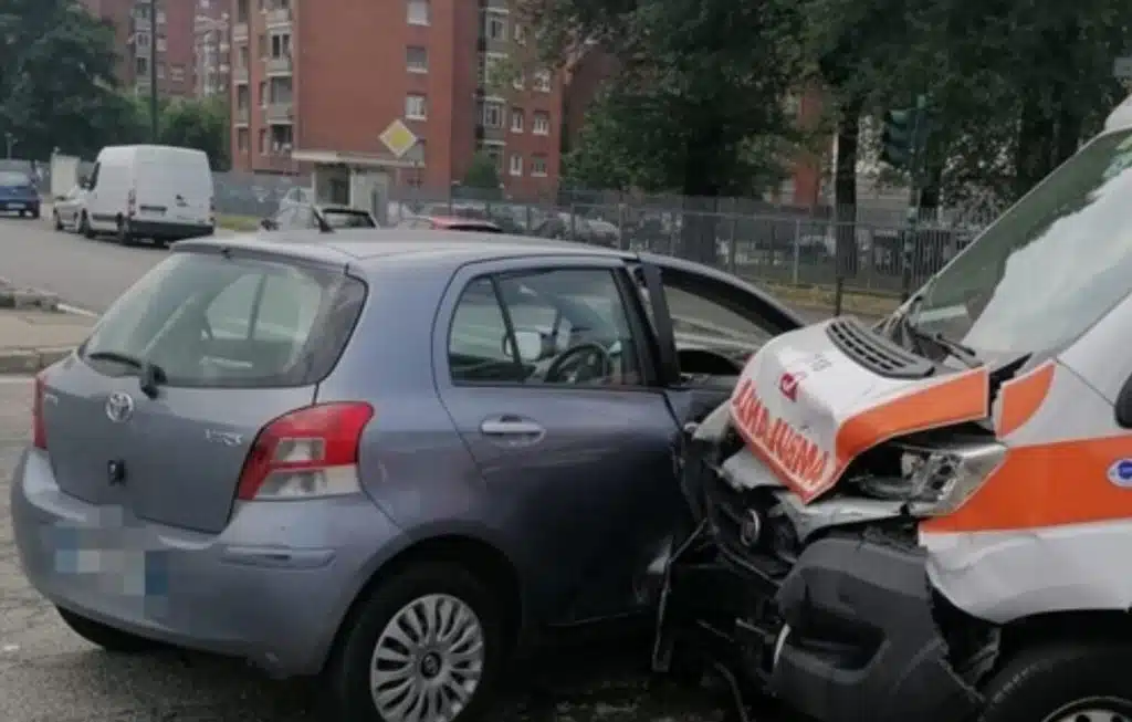 santa maria vico incidente auto ambulanza