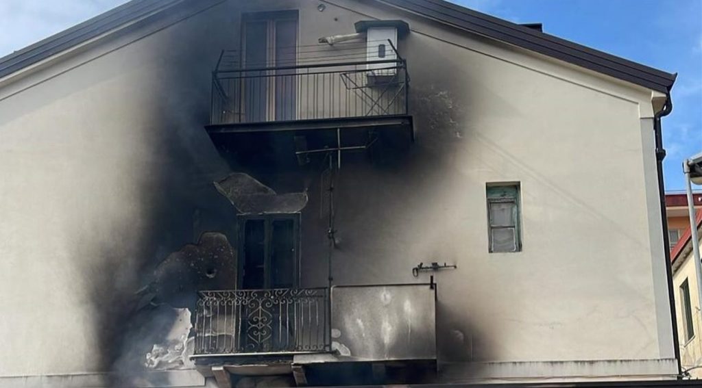 salerno incendio palazzina via irno