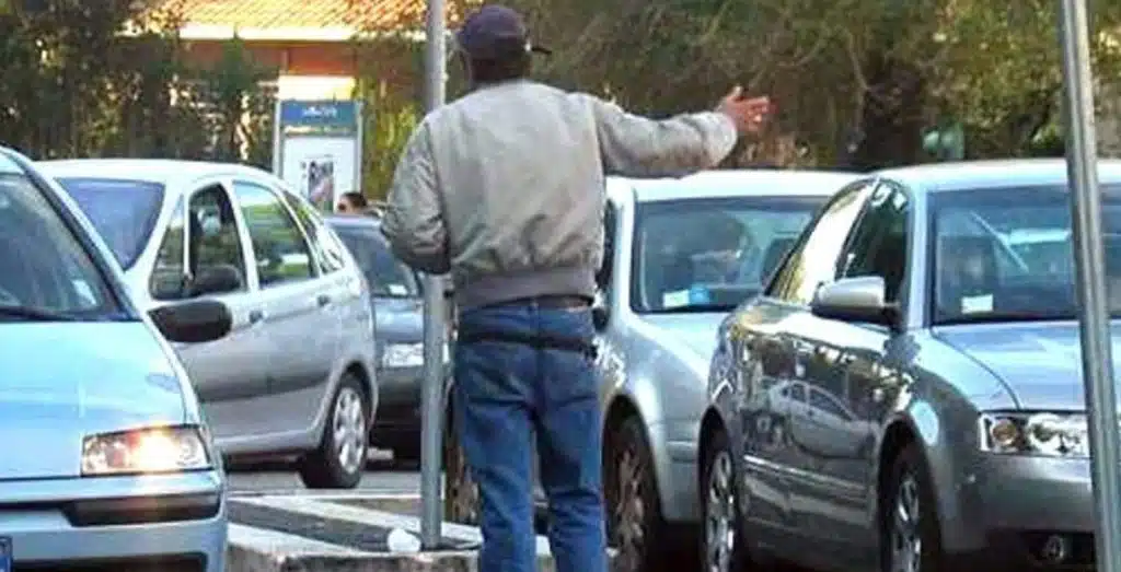 Napoli studenti derubati parcheggiatore abusivo