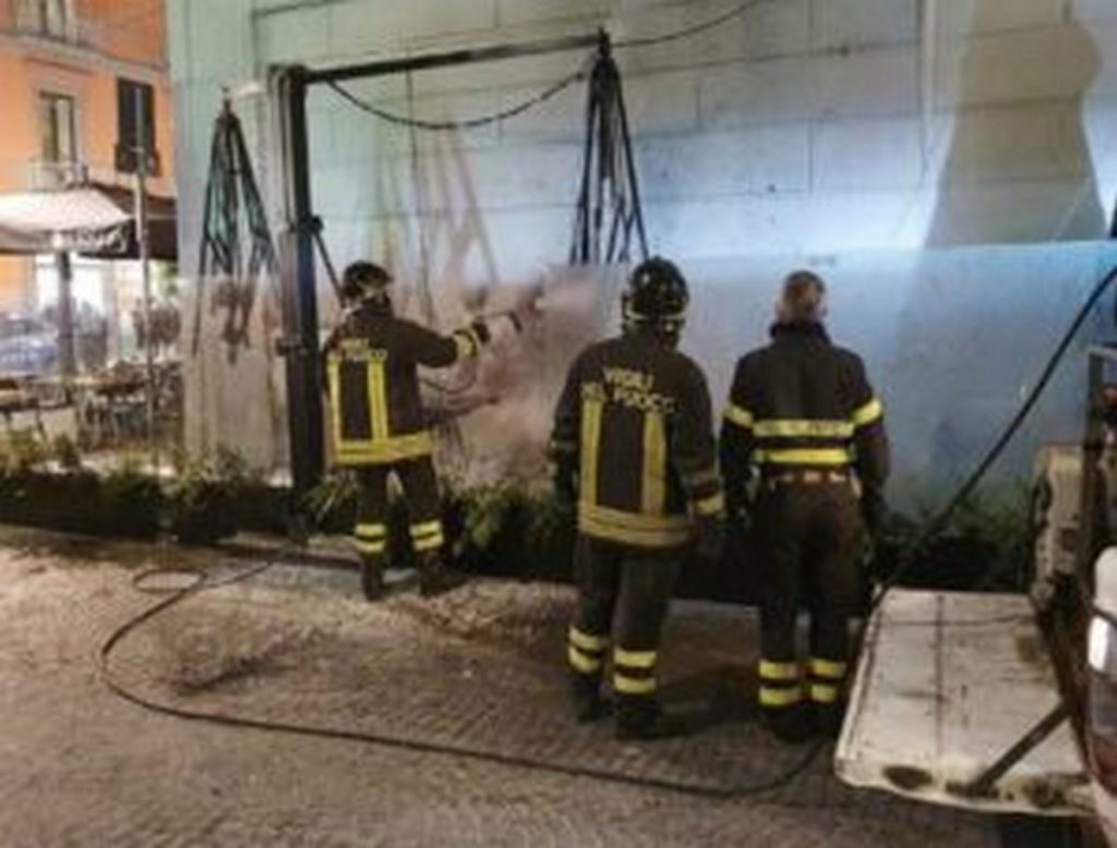 eboli incendiato ombrellone ristorante