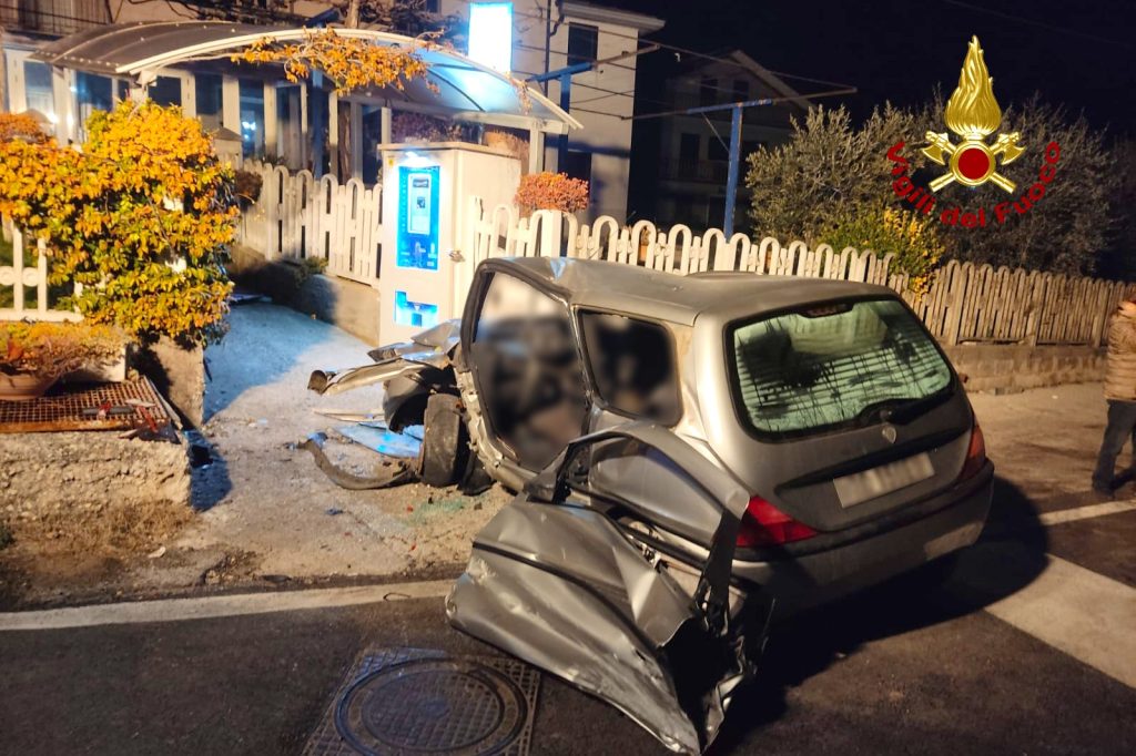 Perde il controllo dell’auto e finisce contro un muro: 20enne resta incastrato tra le lamiere