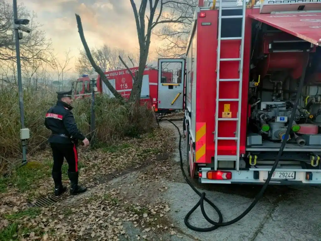 ariano irpino incendio deposito casa