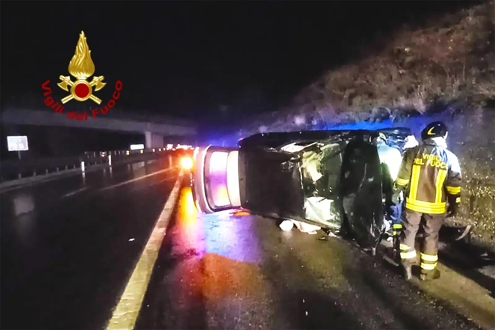 monteforte irpino auto si ribalta contro muro autostrada a16