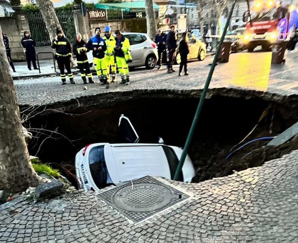 napoli-auto-inghiottite-voragine-vomero