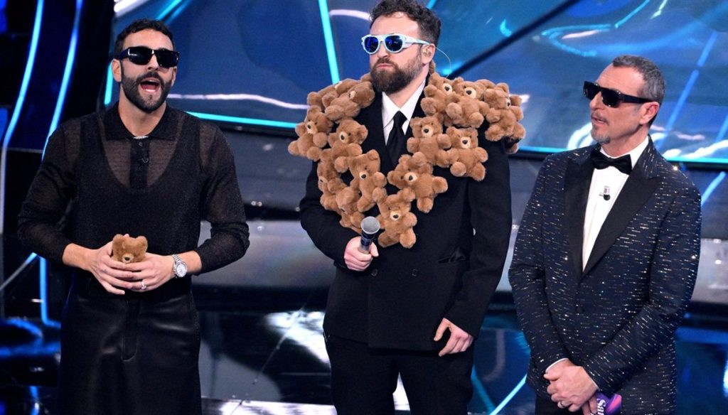 Dargen D’Amico motivo peluche vestito Sanremo 2024